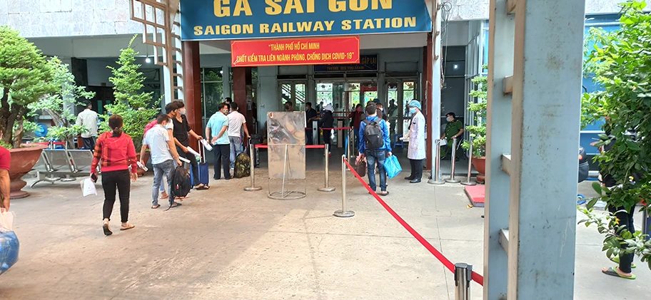 Corona-Checkpoint vor dem Bahnhof in Saigon, April 2020.