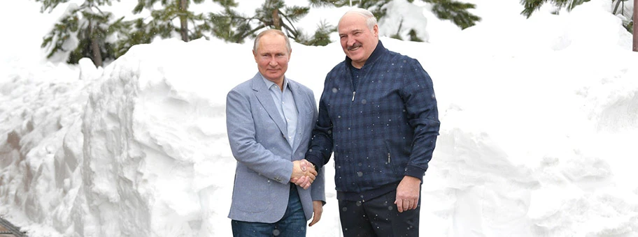 Alexander Lukaschenko, Präsident von Belarus, mit Vladimir Putin, 22. Februar 2021.