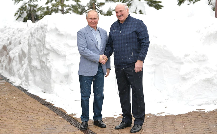 Alexander Lukaschenko, Präsident von Belarus, mit Vladimir Putin, 22. Februar 2021.