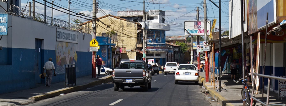 Strassenzug in Mexicanos, El Salvador.