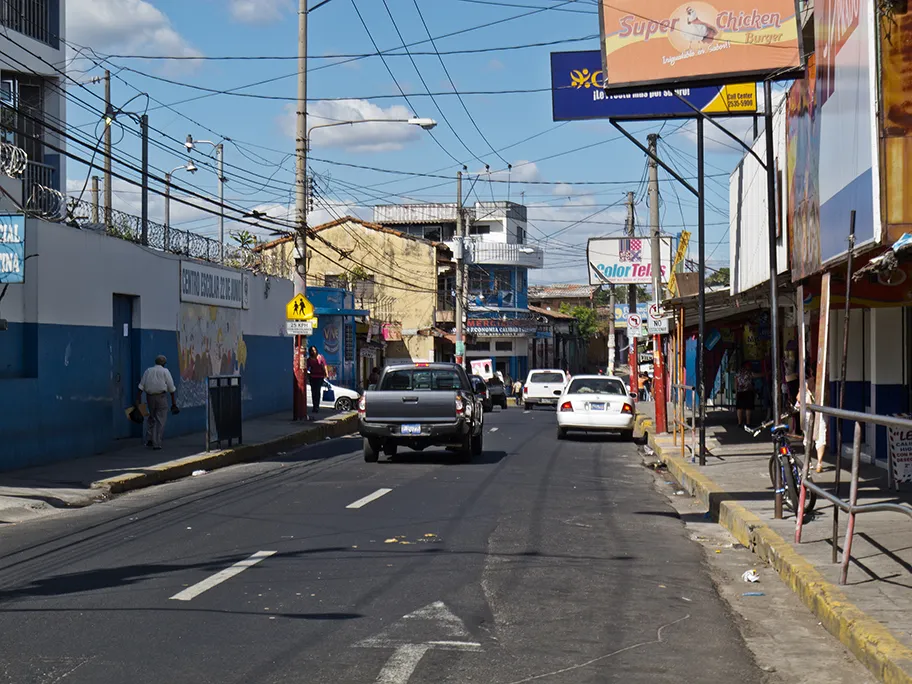 Strassenzug in Mexicanos, El Salvador.