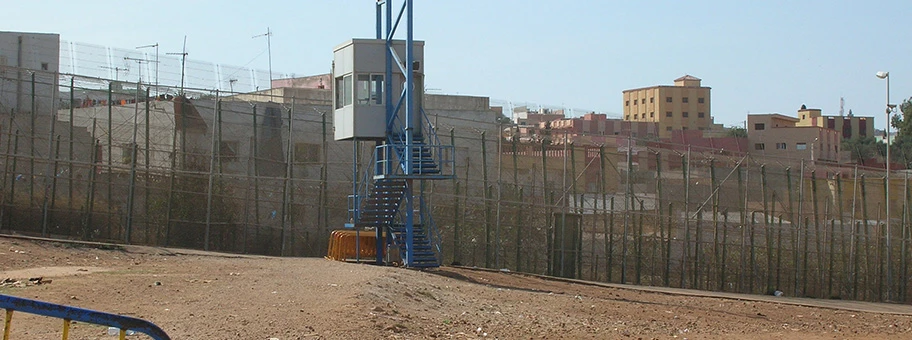 Grenzzaun mit Wachturm zwischen der EU und Afrika in Melilla.