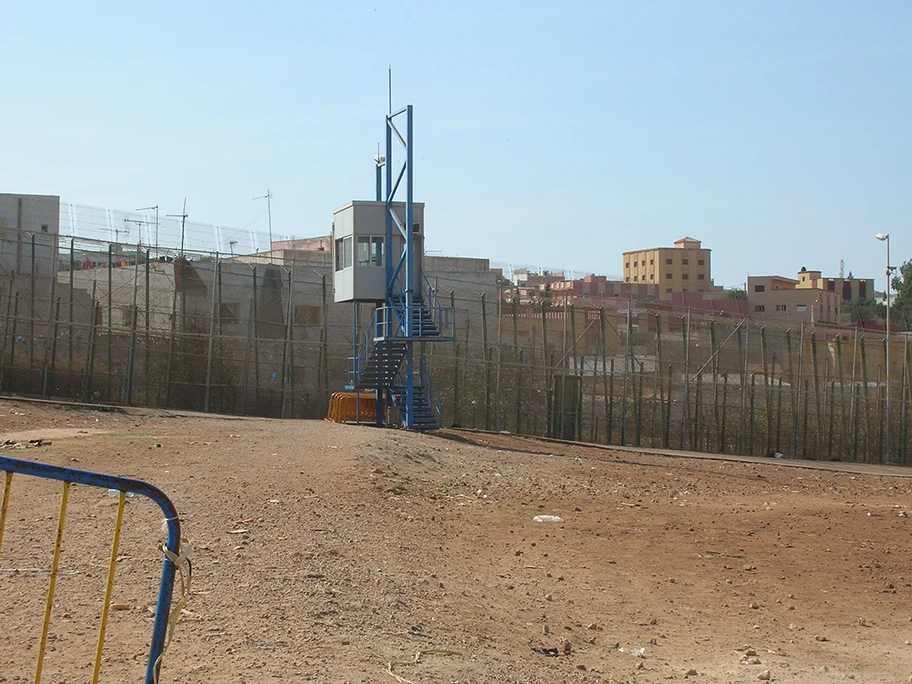 Grenzzaun mit Wachturm zwischen der EU und Afrika in Melilla.