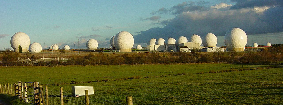 Der Royal Air Force-Stützpunkt «Menwith Hill», nahe Harrogate, North Yorkshire. Laut dem britischen Überwachungsexperten Duncan Campbell ist dieser Standort Teil des ECHELON-Netzwerks.
