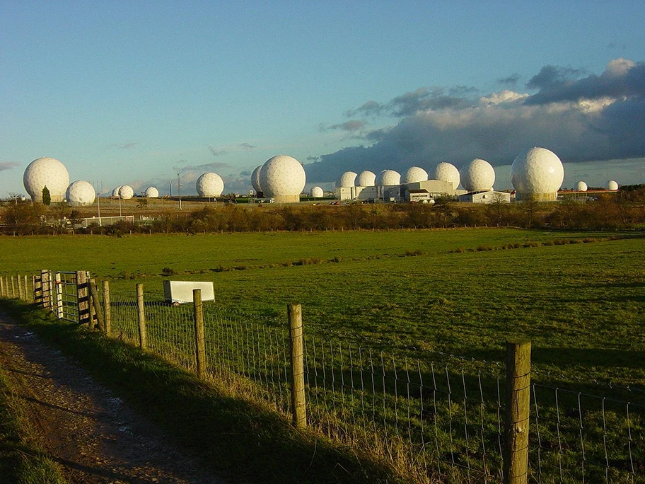 Der Royal Air Force-Stützpunkt «Menwith Hill», nahe Harrogate, North Yorkshire. Laut dem britischen Überwachungsexperten Duncan Campbell ist dieser Standort Teil des ECHELON-Netzwerks.