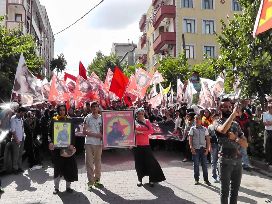 Protestmarsch am 23. Juli 2015 gegen den Bombenanschlag in Suruç.