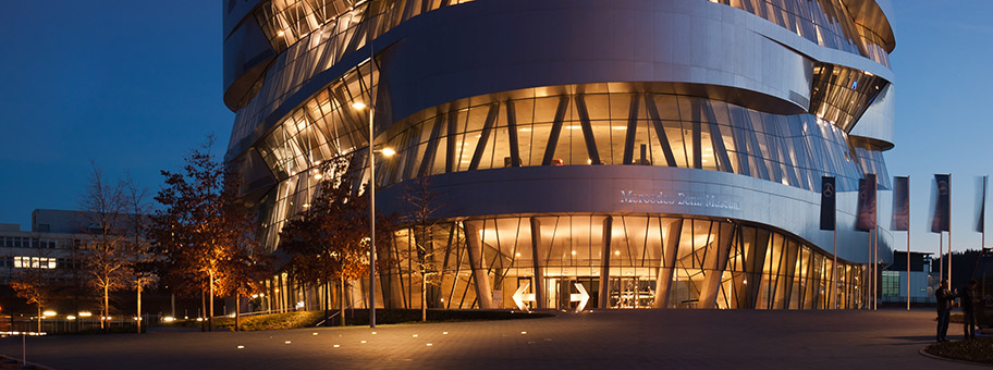 MercedesBenz Museum in Stuttgart zur blauen Stunde.