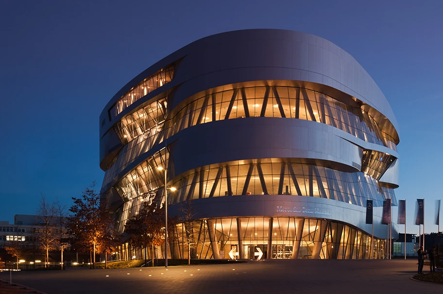 Mercedes-Benz Museum in Stuttgart zur blauen Stunde.