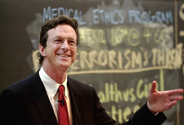 Der US-amerikanische Autor und Regisseur Michael Crichton in Harvard, 18 April 2002.