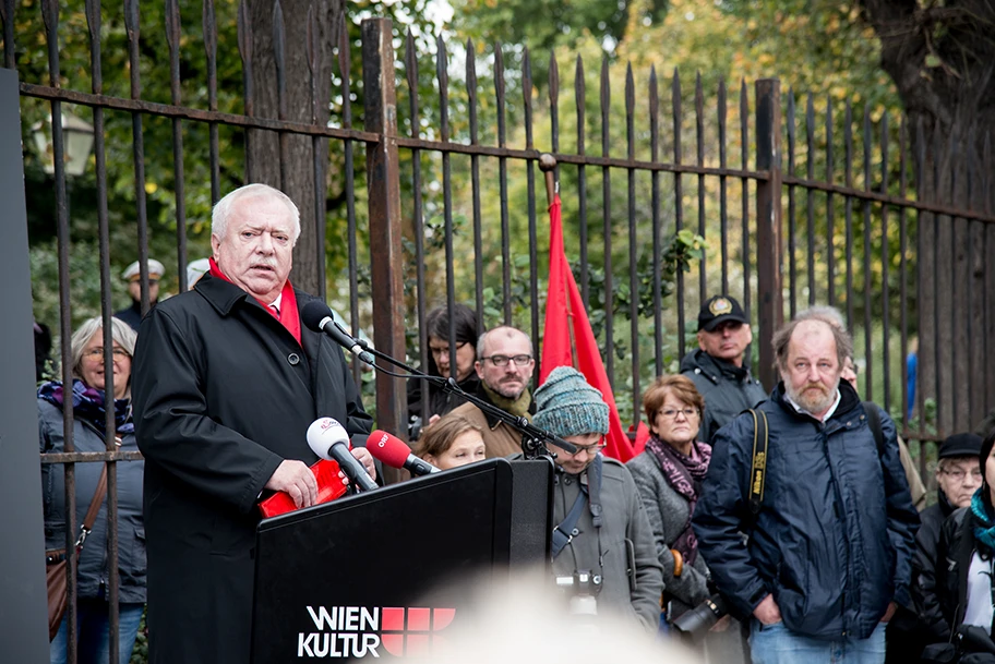 Michael Häupl ist Politiker der Sozialdemokratischen Partei Österreichs und seit dem Jahr 1994 Bürgermeister und Landeshauptmann von Wien.