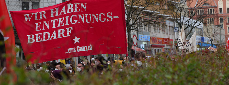 Demonstration für einen für einen bundesweiten Mietendeckel nachdem das Bundesverfassungsgericht das Berliner Gesetz wegen Unzuständigkeit für nichtig erklärt hatte, am 15. April 2021 vom Hermannplatz zu Kottbusser Tor, mit einer Runde über der Moritzplatz.
