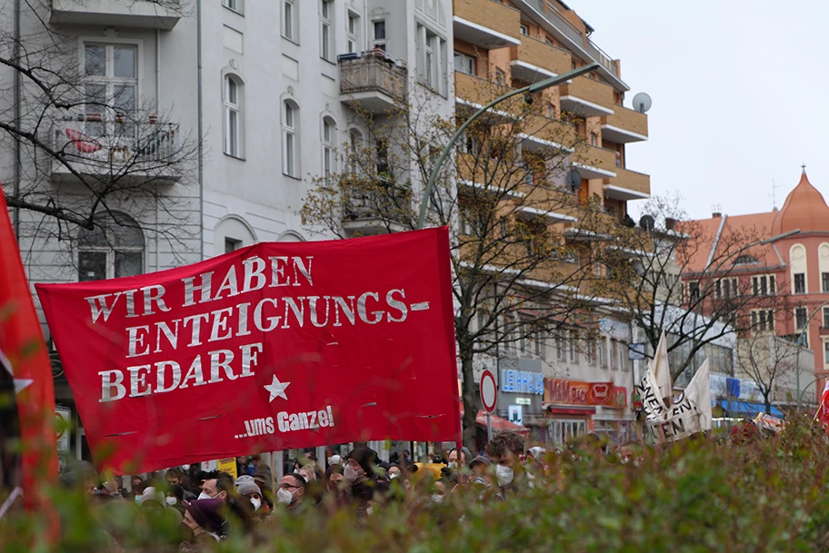 Demonstration für einen für einen bundesweiten Mietendeckel nachdem das Bundesverfassungsgericht das Berliner Gesetz wegen Unzuständigkeit für nichtig erklärt hatte, am 15. April 2021 vom Hermannplatz zu Kottbusser Tor, mit einer Runde über der Moritzplatz.