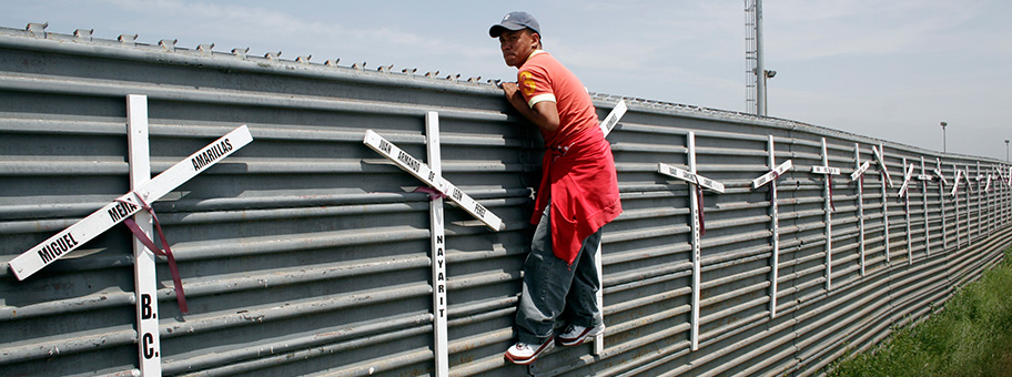 Grenzsicherung zwischen San Diego (links) und Tijuana (rechts). Die Kreuze symbolisieren die unzähligen Todesopfer, die beim Versuch, über die Grenze zu kommen, verstorben sind.
