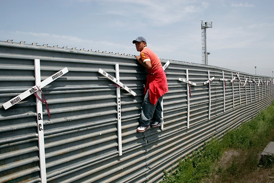 Grenzsicherung zwischen San Diego (links) und Tijuana (rechts). Die Kreuze symbolisieren die unzähligen Todesopfer, die beim Versuch, über die Grenze zu kommen, verstorben sind.