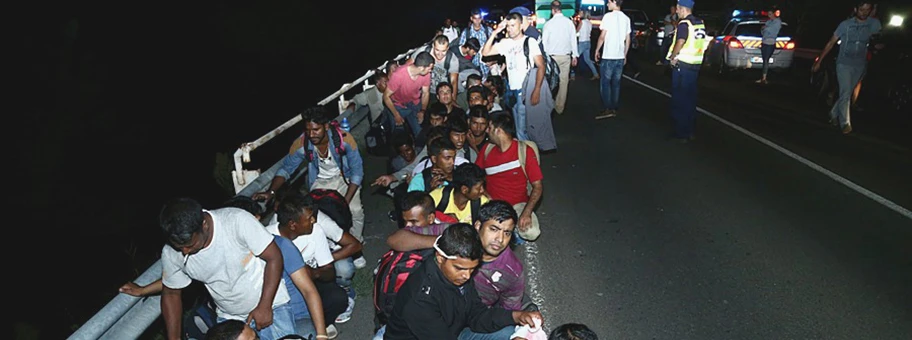 Migranten in Ungarn nahe der serbischen Grenze.