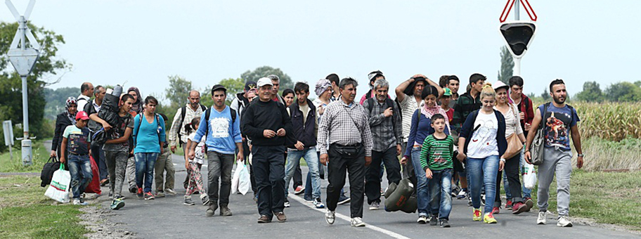 Migranten auf einer Strasse in Ungarn in der Nähe der serbischen Grenze.