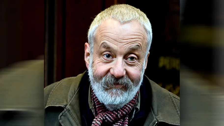 Regisseur Mike Leigh bei der Premiere von „Happy-Go-Lucky“ auf dem roten Teppich vor dem Glasgow Film Theatre, April 2008.