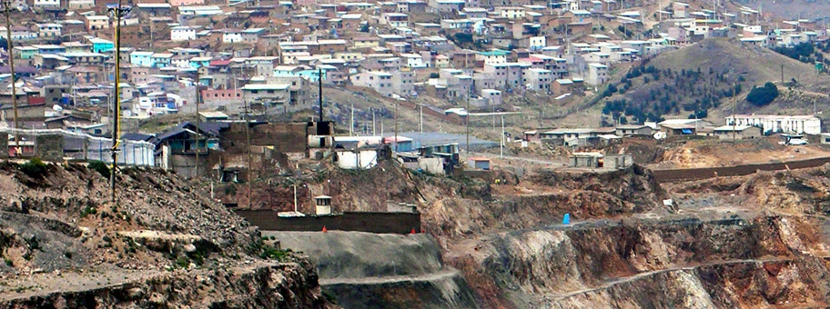 Minengebiet in Peru. Bergbau beeinflusst auch die Stadtentwicklung andiner Städte.