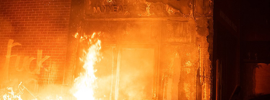 Die Polizeidienststelle des 3. Bezirks von Minneapolis in Flammen, Mai 2020. Das Graffiti «Fuck 12» bezieht sich auf das Drogendezernat.