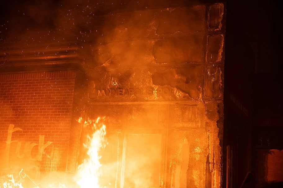 Die Polizeidienststelle des 3. Bezirks von Minneapolis in Flammen, Mai 2020. Das Graffiti «Fuck 12» bezieht sich auf das Drogendezernat.