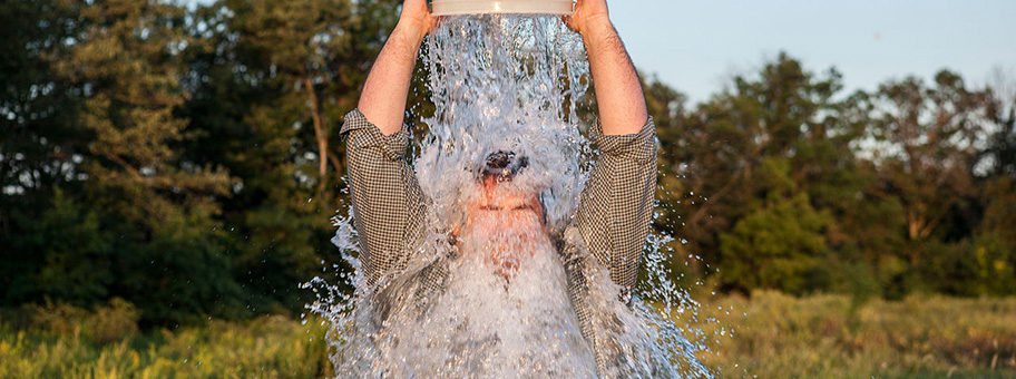 Eiswasser oder Geld spenden - das erfolgreiche Konzept der Ice Bucket Challenge.