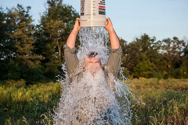 Eiswasser oder Geld spenden - das erfolgreiche Konzept der Ice Bucket Challenge.