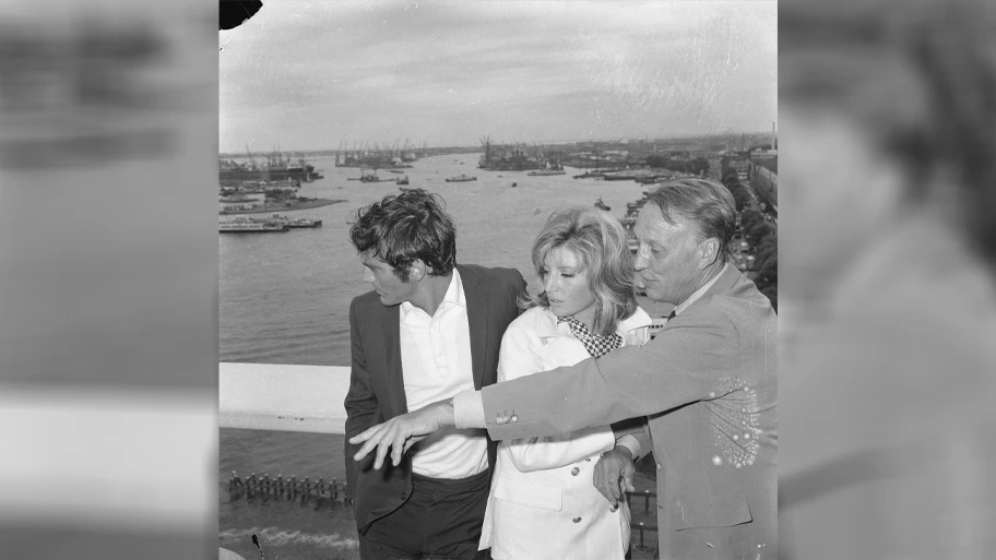 Der US-amerikanische Regisseur Joseph Losey (rechts) in Amsterdam, Juli 1965.