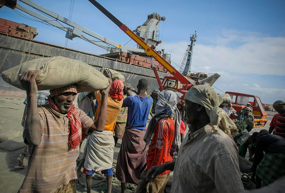 Hafenarbeiter in Mogadischu, Somalia.