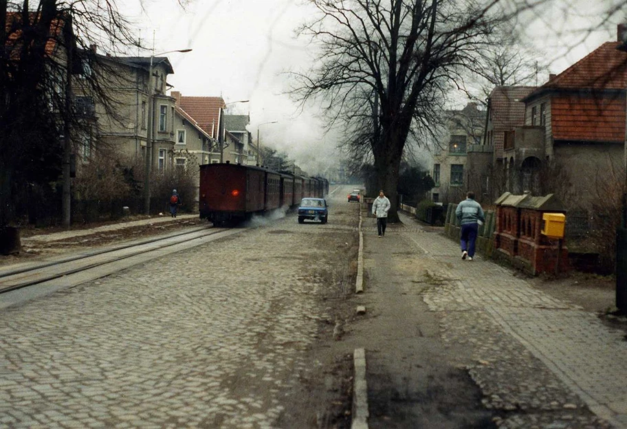 Die Goethestrasse in Bad Doberan im Landkreis Rostock in Mecklenburg-Vorpommern, Januar 1990.