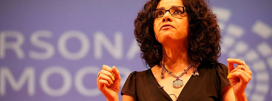Die ägyptisch-US-amerikanische Journalistin Mona Eltahawy bei einer Rede in New York, Juni 2011. Sie beschreibt sich als eine säkulare radikale feministische Muslimin.