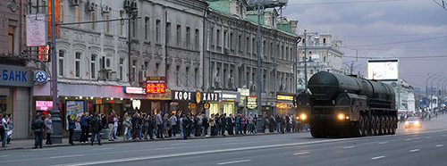 Transport einer interkontinentalrakete des Typs Topol-M für die Parade am Tag des Sieges in Moskau, April 2012. - Vyacheslav Argenberg  http:www.vascoplanet.com