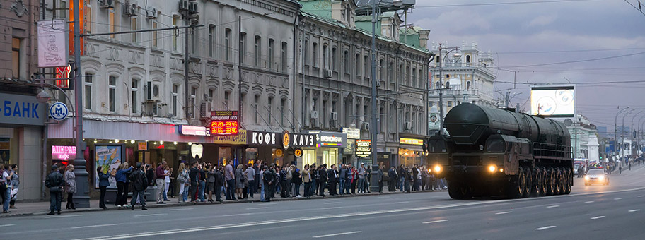 Transport einer interkontinentalrakete des Typs Topol-M für die Parade am Tag des Sieges in Moskau, April 2012.