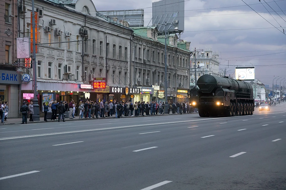 Transport einer interkontinentalrakete des Typs Topol-M für die Parade am Tag des Sieges in Moskau, April 2012.