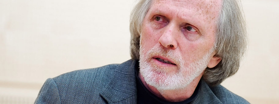 Moshe Zuckermann an einer Veranstalting in Kiel.