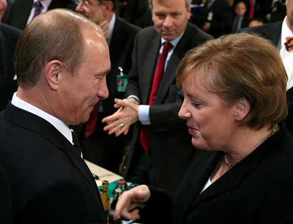 Zwei alte Freunde - Wladimir Putin und Angela Merkel während der 43. Münchner Sicherheitskonferenz im Februar 2007.