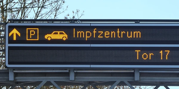 München, Hinweis zum Parkplatz des Covid-19-Impfzentrums auf dem Messegelände.