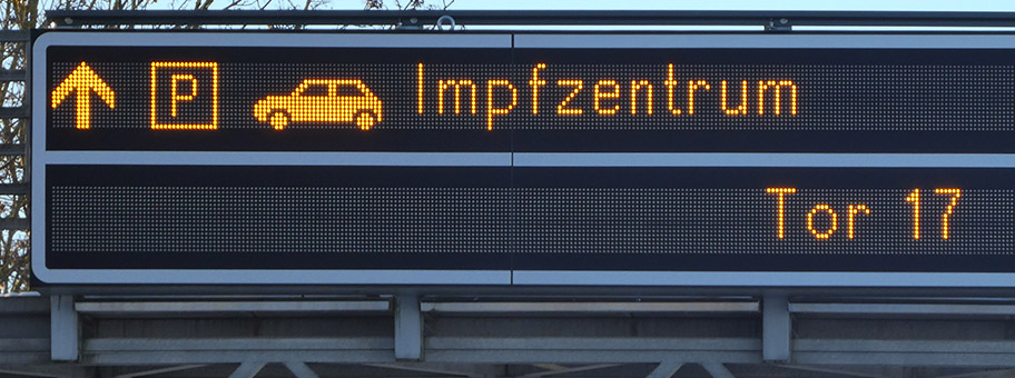 München, Hinweis zum Parkplatz des Covid-19-Impfzentrums auf dem Messegelände.