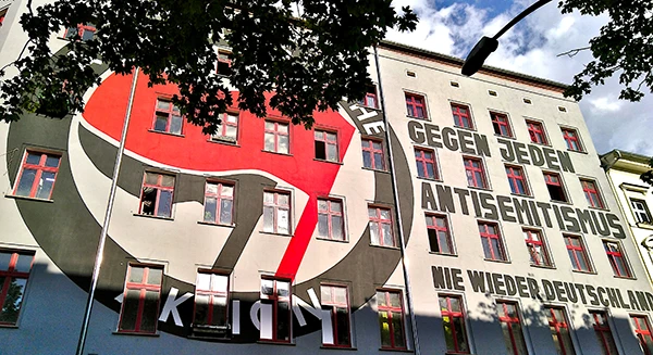 Mural Antifaschistische Aktion ("Gegen jeden Antisemitismus", "Nie wieder Deutschland") in Berlin-Friedrichshain, Juni 2020.