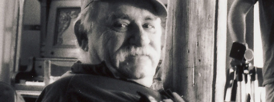 Bei Murray Bookchin (hier im Bild) angekommen, macht Dolgoff das, was man sich im Buch öfter wünscht: Er geht auf dessen politische Positionen ein und erklärt nüchtern und ohne Polemiken, was die beiden politisch unterschieden hat.