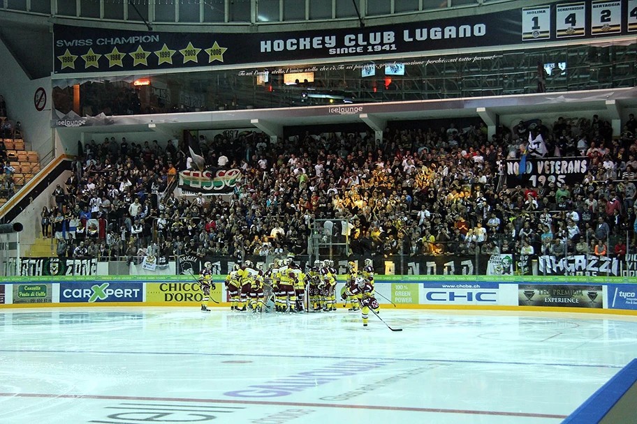 Seit Jahren ist bekannt, dass sowohl unter den Fans des HC wie auch des FC Lugano eine erhebliche Zahl von Rechtsextremen sind. Beim HC Lugano ist die Kurve dreigeteilt. Links steht die Fangruppe «Fossa», das sind Anarchist*innen. In der Mitte stehen die «Ragazzi della Nord» (RDN). Die RDN ist die grösste Fangruppierung und innerhalb dieser gibt es durchaus Faschos, die das auch zeigen. Daneben stehen noch die Alten, «i Veterani».