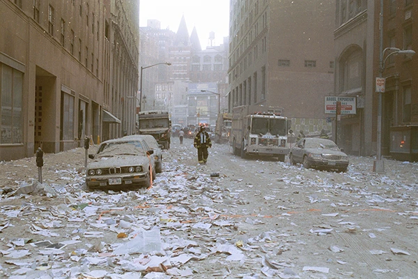 Zerstörter Strassenzug in New York nach dem Attentat am 11. September 2001.