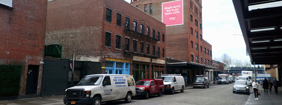 Ein Werbeplakat von Tinder in New York City, Februar 2019.
