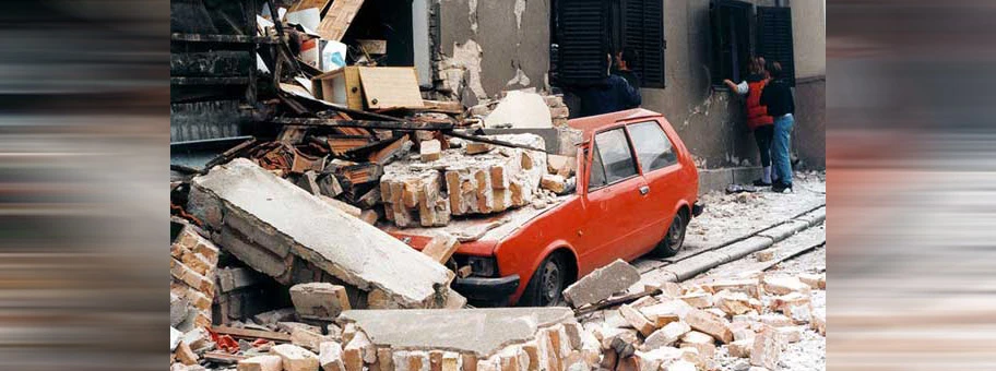 Strasse in Belgrad nach einem NATO-Bombardement, 1999.