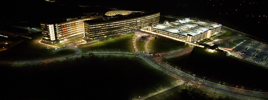 Der Künstler Trevor Paglen macht unter anderem auch Aufnahmen von Gebäuden des Militärs und der NSA. Hier eine Luftaufnahme des Hauptquartiers der National Geospatial-Intelligence Agency in Springfield, Virginia, bei Nacht.