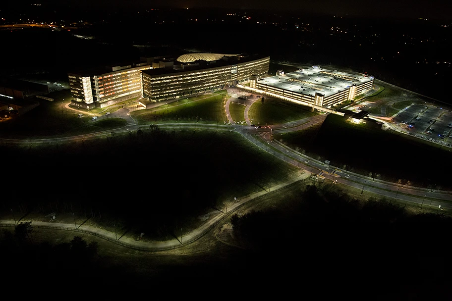 Der Künstler Trevor Paglen macht unter anderem auch Aufnahmen von Gebäuden des Militärs und der NSA. Hier eine Luftaufnahme des Hauptquartiers der National Geospatial-Intelligence Agency in Springfield, Virginia, bei Nacht.