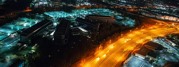 Luftaufnahme des Hauptquartiers des National Reconnaissance Office (NRO) in Chantilly, Virginia, bei Nacht.