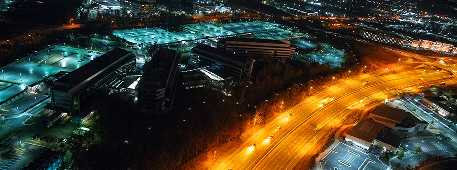 Luftaufnahme des Hauptquartiers des National Reconnaissance Office (NRO) in Chantilly, Virginia, bei Nacht.