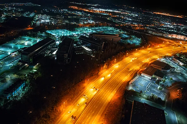 Luftaufnahme des Hauptquartiers des National Reconnaissance Office (NRO) in Chantilly, Virginia, bei Nacht.