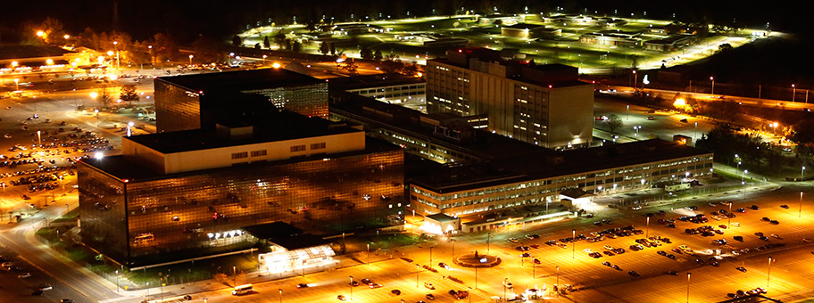 Luftaufnahme des Hauptquartiers der National Security Agency (NSA) in Fort Meade, Maryland, bei Nacht.