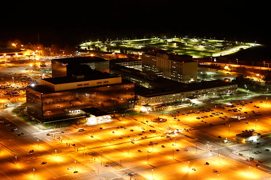 Luftaufnahme des Hauptquartiers der National Security Agency (NSA) in Fort Meade, Maryland, bei Nacht.